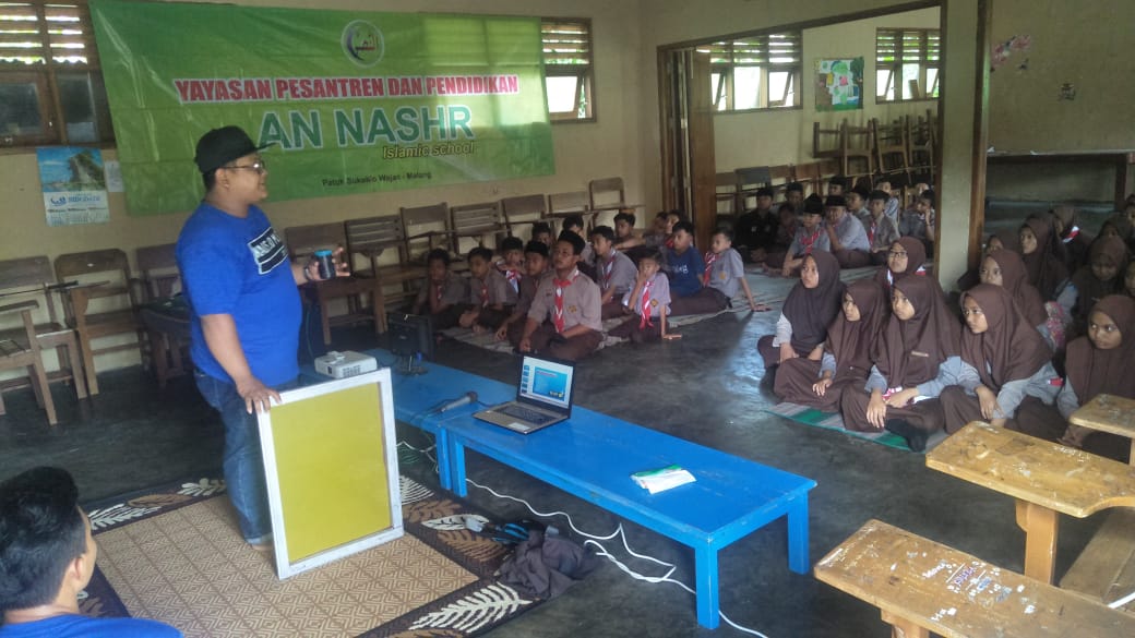 Kaos 3D Malang mengadakan Workshop Sablon di PP. An-Nashr Malang